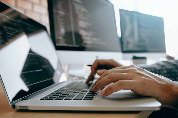 Faire appel à un agence web pour votre communication en ligne : les conseils nécessaires
