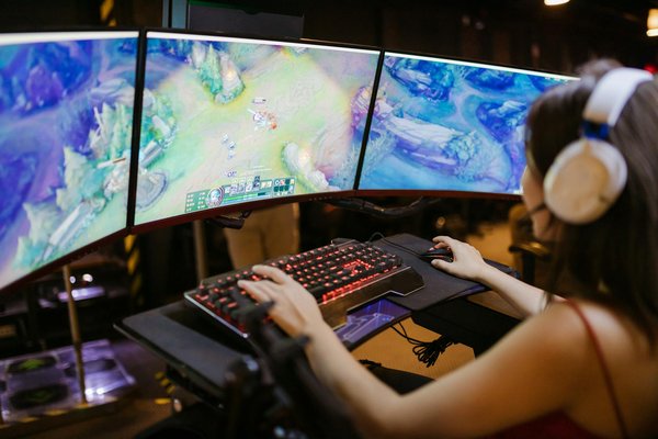 Quelles stratégies pour concevoir des ennemis IA qui offrent un défi adaptatif aux joueurs ?