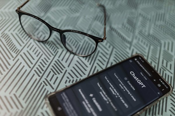 Comment les chatbots utilisent-ils les méthodes de génération de texte assistée par modèle (GPT) pour produire des réponses ?